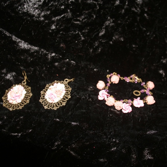 VINTAGE HANDMADE FLORAL EARRINGS - Picture 7 of 8